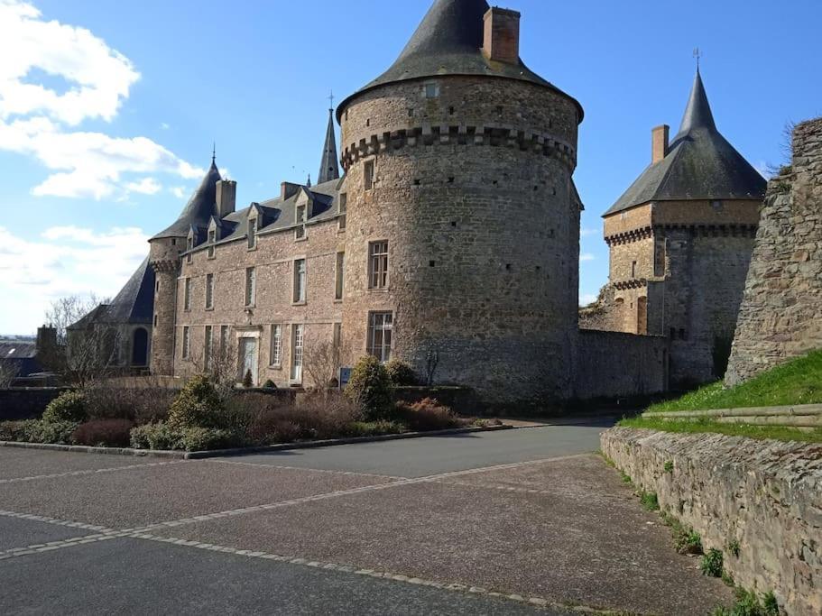 Charming Detached 2 Bedroom Ancient House In Medieval Quarter Of A Small Town In The Pays De La Loire, France Sillé-le-Guillaume المظهر الخارجي الصورة